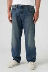 Pantalón de jean azul de corte recto y tiro medio.