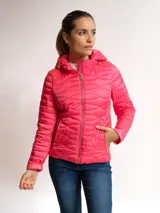 Campera acolchada color fucsia, con cierre frontal y capucha. Presenta un diseño capitoneado con costuras onduladas.