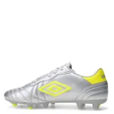 Championes de fútbol Umbro Touch FG, diseñados para césped natural. Presentan un acabado plateado metalizado con detalles en amarillo neón en el logo lateral, talón y tapones. Confeccionados en material sintético resistente con cierre de cordones.