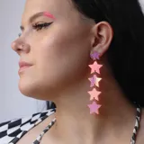 Aros colgantes con cinco estrellas holográficas de diferentes tamaños, unidos por argollas metálicas.