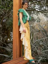 Pantalón de lino y algodón a rayas verticales en tonos celeste y blanco, con corte palazzo y volados en el lateral.