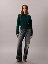 Sweater Calvin Klein de punto color verde oscuro, confeccionado en algodón, con cuello redondo, manga larga y puños y bajo de canalé.