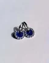 Par de aros de resina azul con borde de strass y arito de acero quirúrgico.
