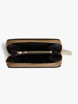 Billetera Tommy Hilfiger de tamaño compacto, color beige con acabado texturizado y cierre de cremallera perimetral con tirador metálico. Cuenta con el logo de la marca en relieve en la parte delantera.