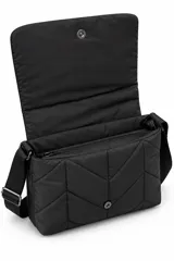 Cartera bandolera negra de diseño puffer acolchado, con solapa y costuras chevron. Cuenta con una correa ajustable de cinta resistente y un detalle de etiqueta frontal con el logo grabado.