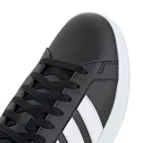 Championes Adidas Grand Court Base 3.0, color negro, con las tres franjas características en blanco. Presentan un diseño de corte bajo y suela de goma blanca.