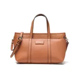 Cartera tipo tote bag de material símil cuero color habano, con textura granulada. Posee dos asas de mano y una correa larga regulable y desmontable. Cuenta con cierre metálico superior y un bolsillo interno con cierre.