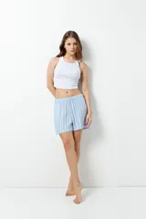 Short de pijama celeste con rayas verticales blancas y cintura elastizada.