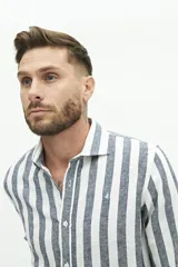 Camisa de manga larga de lino y algodón, color blanco con rayas verticales en tonos gris y beige. Presenta un corte semi slim y un pequeño logo bordado en el pecho.