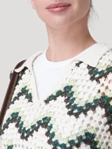Sweater tejido a crochet de manga larga, con cuello polo y escote en V, con diseño geométrico en tonos beige, verde y marrón.