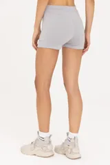 Short deportivo gris de tiro medio, confeccionado en tejido de poliéster y elastano.