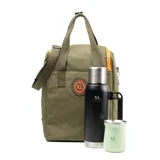 Bolso verde con detalles en naranja, con doble asa de mano, correa bandolera desmontable y correas traseras para usar como mochila. Tiene cierre doble, dos bolsillos externos con cierre, un bolsillo interno con cierre y dos bolsillos internos abiertos. Compartimentos internos para notebook y matero. Logo "XL Extra Large" estampado en naranja.