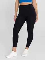 Calza deportiva negra de largo ankle, tiro alto y calce regular. Confeccionada en tejido suave con tecnología seamless.