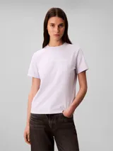 Remera de algodón regenerativo color lila, de corte clásico y manga corta, con cuello redondo y el logo de Calvin Klein Jeans estampado en el pecho.