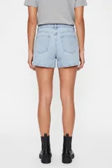 Short de denim negro de tiro alto, con bolsillos laterales y traseros, y cierre frontal con botón metálico.