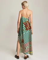 Vestido camisola largo de viscosa, color mostaza, con tirantes finos y estampado temático western en tonos marrón. Presenta un borde inferior con texto.