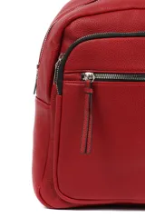 Mochila negra de cuero sintético con múltiples bolsillos con cierre y asa de mano.