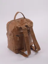 Mochila de cuero natural color negro, con diseño clásico y refinado. Cuenta con un compartimento principal con cierre, un bolsillo frontal con cierre y un asa superior. Presenta el logo de la marca grabado en la parte frontal.