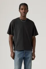 Remera negra de corte cuadrado y holgado, con cuello redondo y mangas cortas.