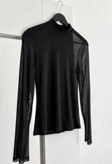 Top de microtul negro de manga larga, con cuello redondo y diseño semitransparente.