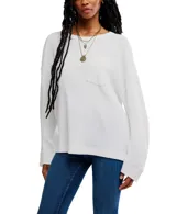 Camiseta blanca de punto waffle en algodón, con silueta relajada, hombros caídos, mangas largas, bolsillo frontal y escote amplio tipo barco.