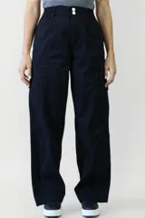 Pantalón cargo negro de tiro alto y corte ancho.