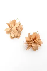 Aros colgantes color marrón con diseño de flor de tela en capas y gancho metálico dorado.