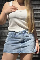 Short pollera de jean rígido color celeste claro, de tiro alto y diseño ajustado con efecto lavado.