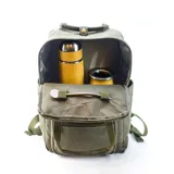Mochila matera y porta notebook en tela canvas de color marrón, con diseño funcional que incluye bolsillo frontal con cierre, correas ajustables, manija superior y detalles de tiras de lona con hebillas metálicas.