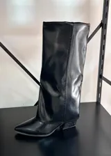 Botas altas de ecocuero color negro, de diseño recto con efecto slouchy, punta fina y taco cuadrado bajo.