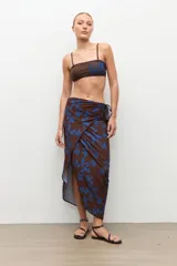 Top de bikini color chocolate, de diseño bandeau con tirantes finos y detalles bordados en tono azul.
