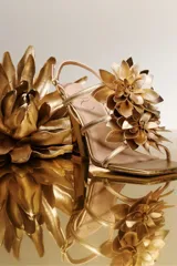 Sandalias de tacón acampanado con punta cuadrada, color arena con apliques de flores.