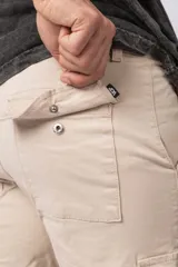 Bermuda cargo de gabardina con bolsillos laterales amplios con solapa y broche metálico. Presenta cintura con pasadores para cinturón y etiqueta tejida decorativa en uno de los bolsillos.