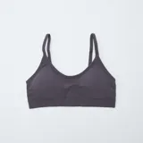 Pack de dos tops de canalé, uno en color gris oscuro y otro en lila, con tirantes finos y banda elástica en la base.