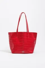 Bolso shopper mediano Bimba Y Lola de piel roja con grabado efecto cocodrilo, doble asa de hombro y logo metálico en la parte inferior.