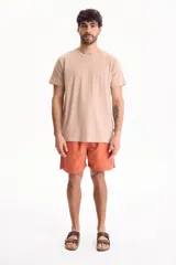 Remera básica de algodón color blanco, con cuello redondo y mangas cortas.