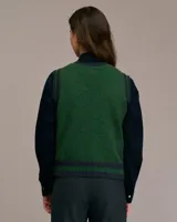 Chaleco de punto con patrón de rombos en tonos beige, marrón y azul marino.