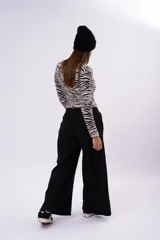 Pantalón wide leg negro de cintura elástica, confeccionado en algodón con lycra, de corte holgado y caída fluida.