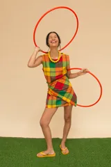 Vestido corto sin mangas con estampado a cuadros en tonos azul marino, rojo y blanco.