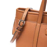 Cartera tipo tote bag de material símil cuero color habano, con textura granulada. Posee dos asas de mano y una correa larga regulable y desmontable. Cuenta con cierre metálico superior y un bolsillo interno con cierre.