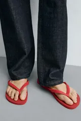 Sandalias de goma blanca Havaianas x Zara, con suela plana con relieve y tiras en el empeine con textura.