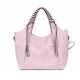Cartera tipo tote rosada con asas trenzadas en contraste y detalles de tiras colgantes con argollas metálicas.