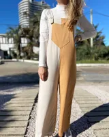 Mono jardinero de lino, con pierna ancha y diseño bicolor: beige en la pierna izquierda y ocre en la pierna derecha.