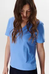 Remera de manga corta color beige, con escote en V.