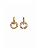 Aros tipo argolla pequeña con dije circular decorado con strass. Diseño minimalista y delicado en tono dorado.