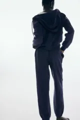 Pantalón de jogging azul marino de felpa con interior cepillado suave. Presenta cintura elástica fruncida con cordón ajustable, bolsillos laterales discretos y elástico revestido en los bajos.