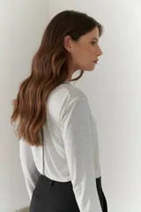 Remera manga larga color borgoña con cuello en V y costuras decorativas verticales.