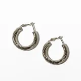 Aros tipo argolla gruesa con diseño retorcido, color plateado.