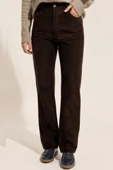 Pantalón de pana marrón, de corte recto y tiro alto, con bolsillos laterales y traseros.