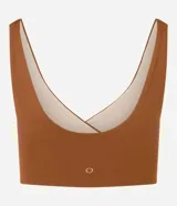 Top deportivo Get Over color marrón, confeccionado en microfibra, con diseño cruzado en el frente y escote en V profundo.